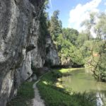 Zwischen Felswand und Pegnitz führt uns unser Weg nach Velden