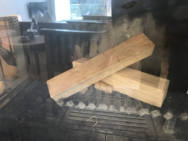 Vorbereitetes Holz im Kamin in unserer Juniorsuite im Waldhotel Davos