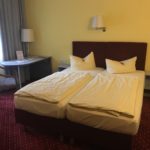 Ausreichend bemessener Platz auch um das Bett herum