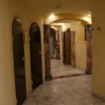 Der einladende Gang in der Erlebnis-Saunalandschaft im Hotel Pulverer