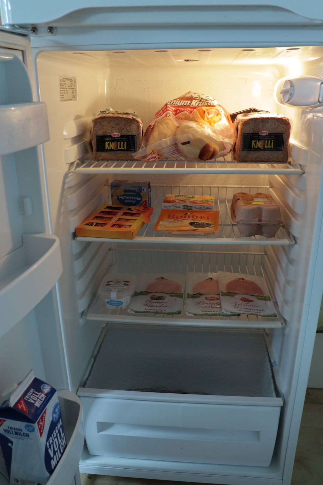 Gefüllter Kühlschrank bei Ankunft mit dem Grundpaket und der herzhaften Ergänzung mit Wurst und Käse