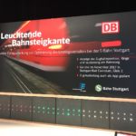 Schnappschuss von der Leuchtenden Bahnsteigkante