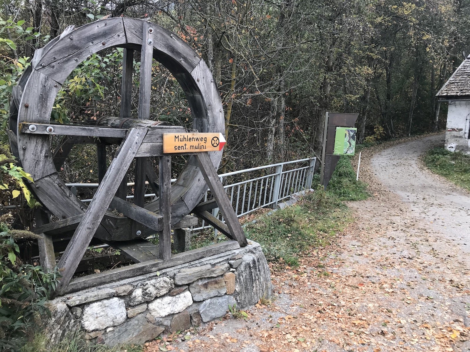 Mühlenrad inklusive Beschriftung als Einstieg des Mühlenwegs in Terenten / Terento