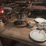 Für das Fondue vorbereiteter Tisch in der Maritim Alm Stuttgart