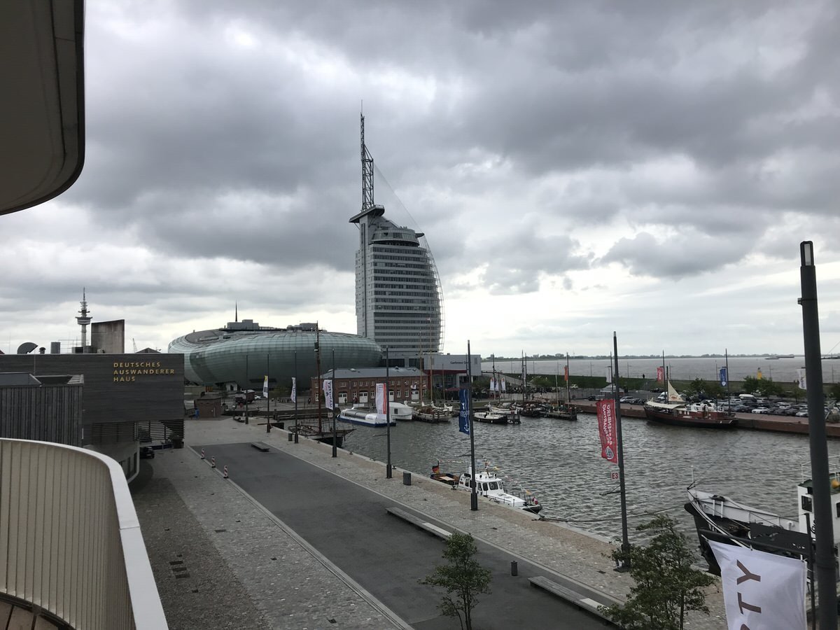 Balkonblick auf das Atlantic Hotel Sail City und das Klimahaus Bremerhaven