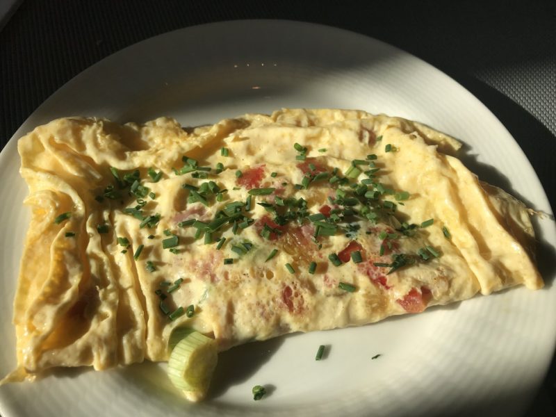 Frisch zubereitetes Omelette im Maritim Hotel Bremen