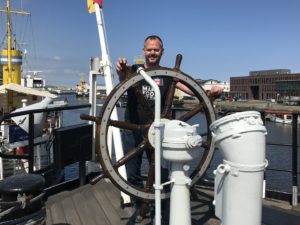 Eines der seltenen Bilder von mir, Hubert vom Travellerblog.eu, hier am Steuer der Gera in Bremerhaven