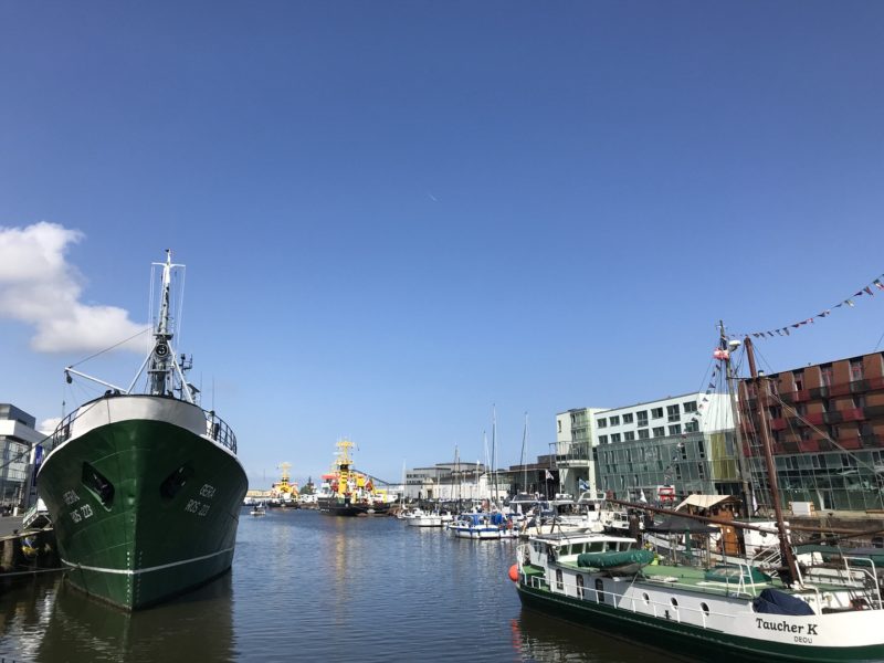 Seitentrawler Gera (links im Bild) im Fischereihafen Gera