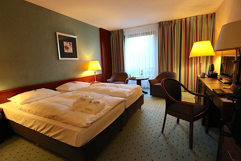 Blick in mein Zimmer mit Bett und Schreibtisch im Hotel Bremen - Maritim an der Messe