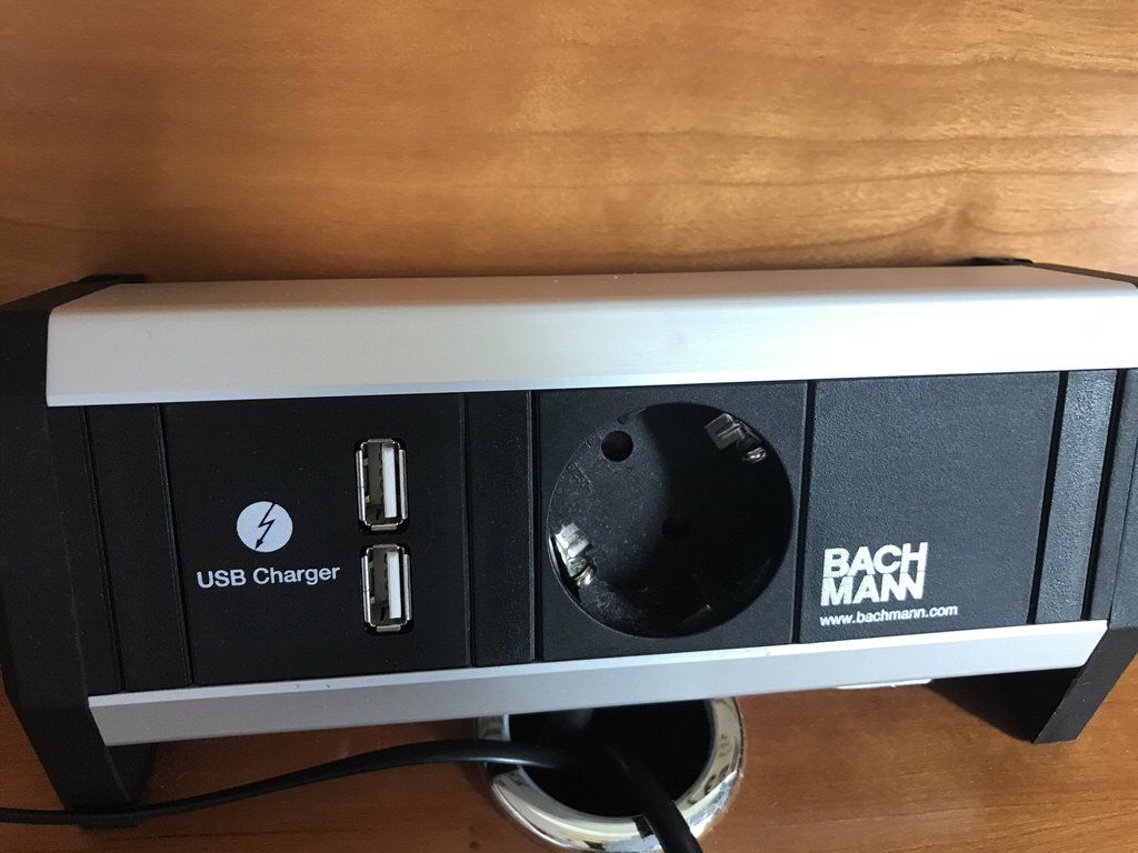Steckdose und USB-Anschlüsse am Bett