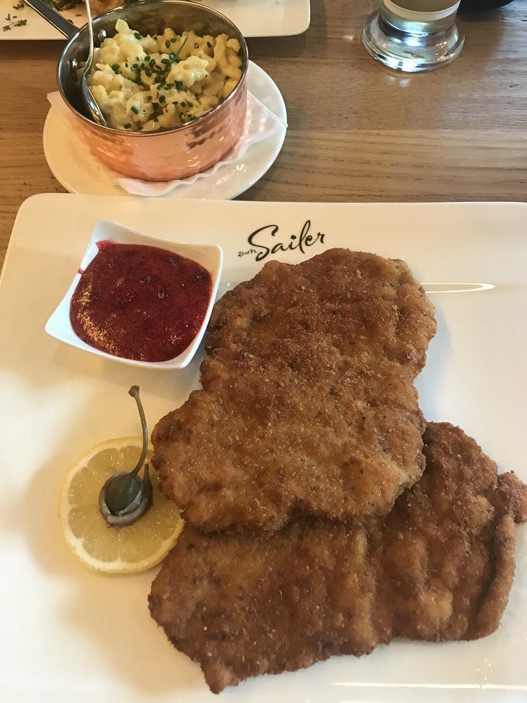 Wiener Schnitzel und Kässpätzle im Restaurant zum Sailer in Marktoberdorf - zum Reinlegen lecker!