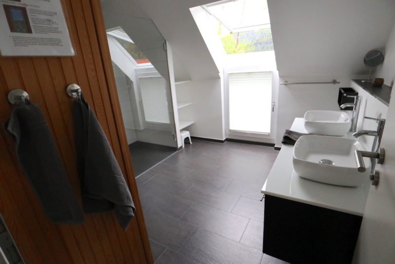 Blick von der Türe ins großzügige schöne Bad im Luxus Ferienhaus Dieboldsberg