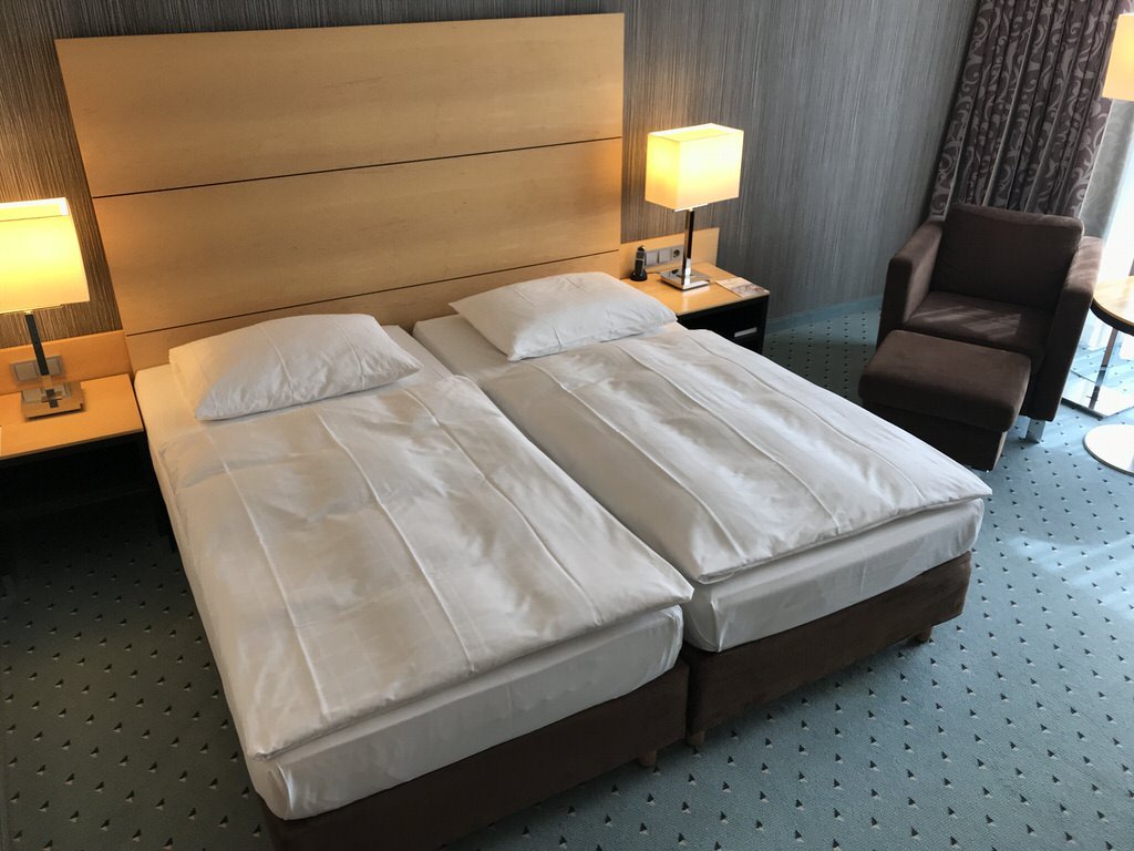 Hotelcheck: Maritim Hotel Düsseldorf am Airport - mit sch?nem Pool und der  Rheinischen Stov | Travellerblog