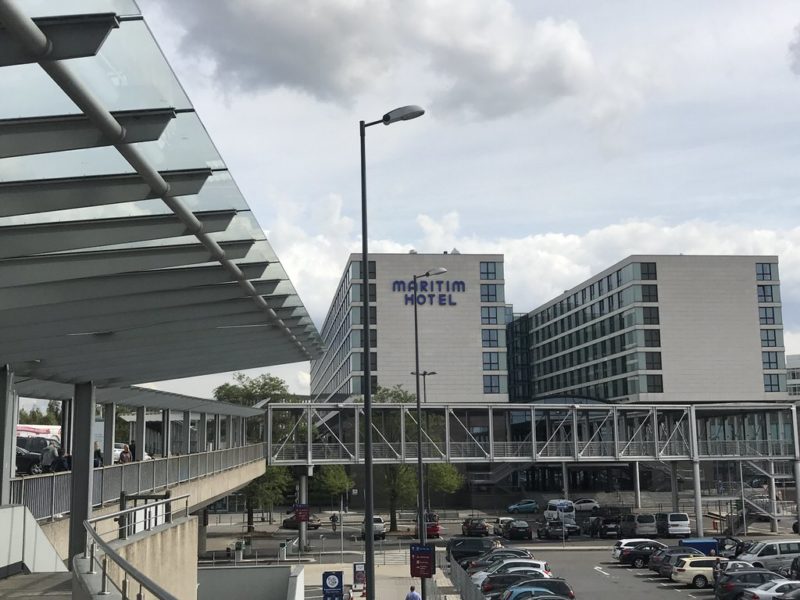 Nicht zu übersehen das Maritim Hotel Düsseldorf am Flughafen