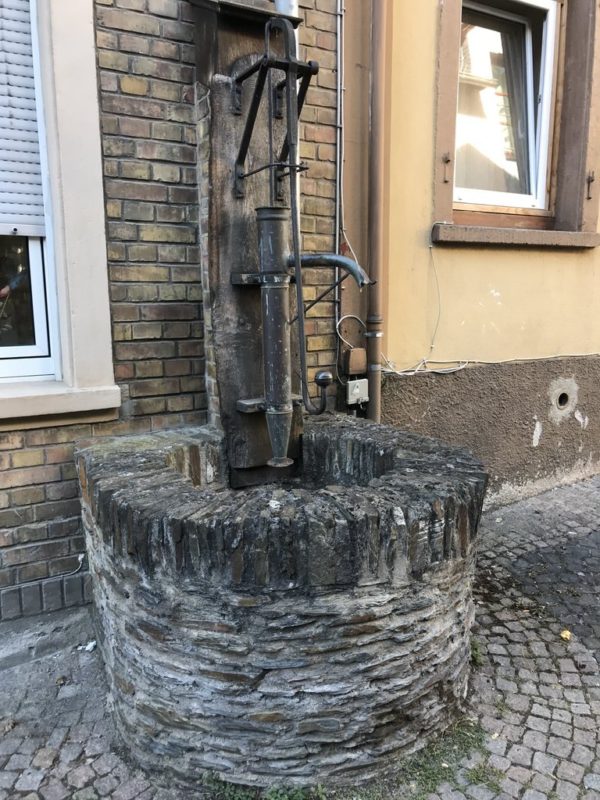 Einer der Brunnen der Nachbarschaften in Oberwesel