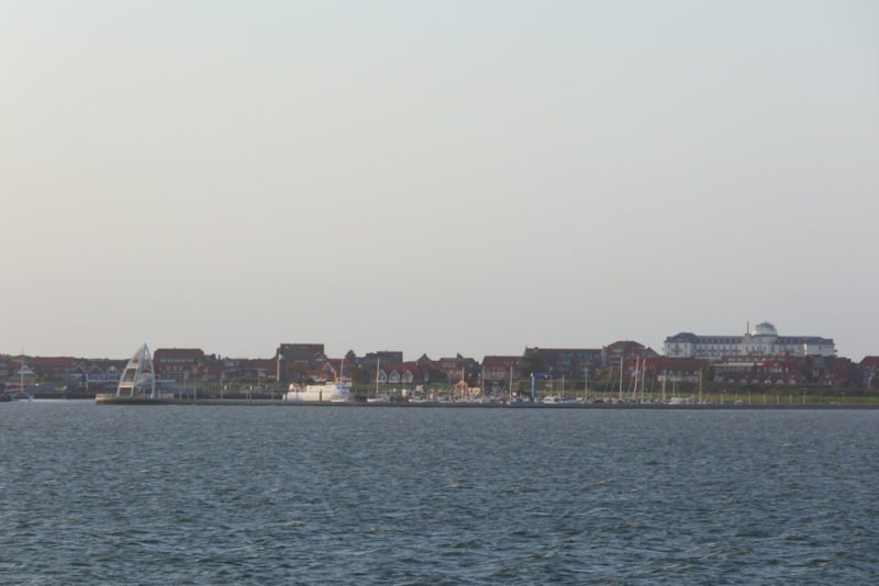 Der Hafen von Juist ist in Sichtweite, gut erkennbar an dem neuen Wahrzeichen von Juist, dem dritten Seezeichen in Form einer treibenden Boje