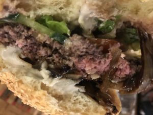 Perfekt medium gebratener Burger in der Küchenwerkstatt Juist