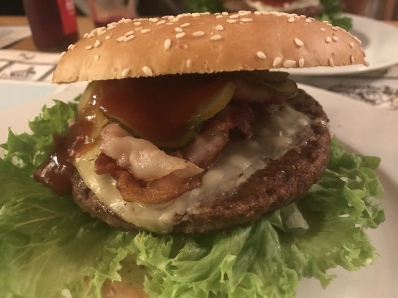 "Hausgemachter" Cheese-Bacon Burger im Störtebeker´s Stuv auf Juist
