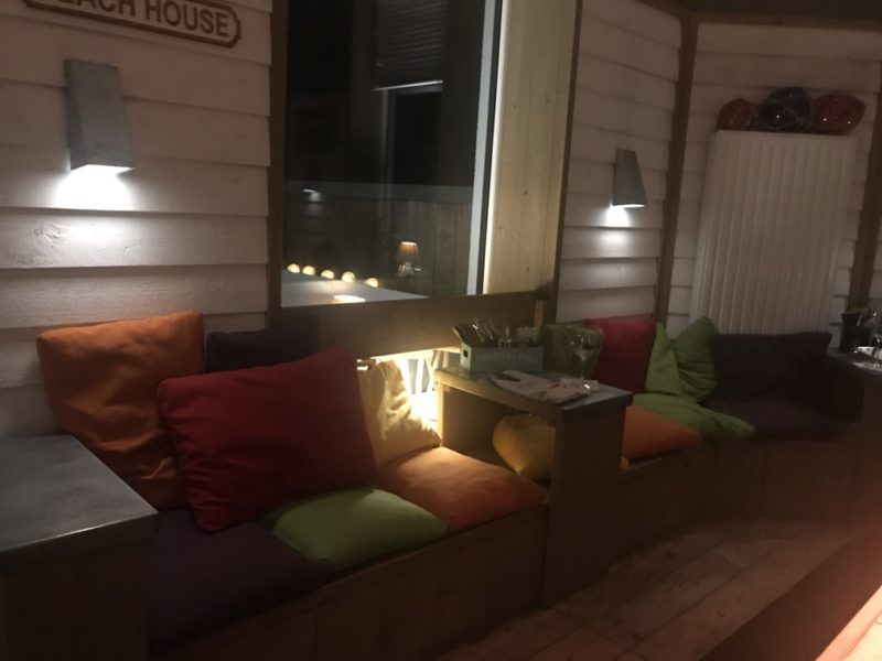 Farbenprächtige Sitzgelegenheiten am Rand des Cafe del Mar auf Juist