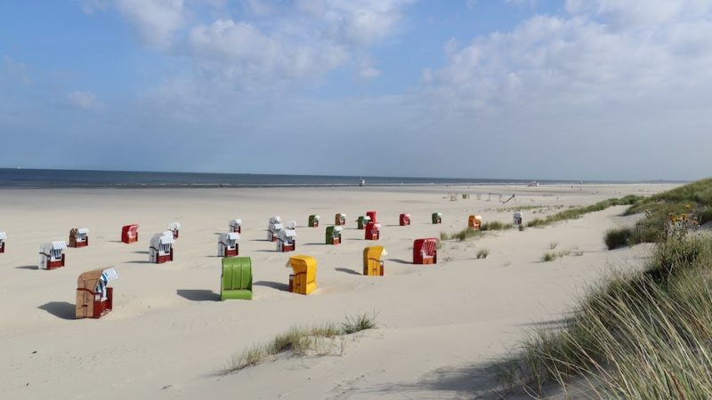 Der Strand von Juist mit vielen bunten Strandkörben