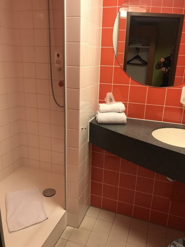 Dusche im Badezimmer des B&B Hotels Koblenz