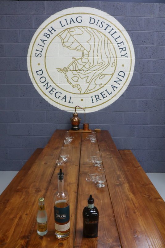 Der Tisch ist bereits eingedeckt für das Gin- und Whiskeytasting in der Sliabh Liag Distillery