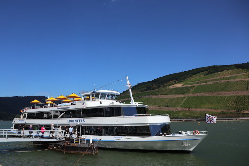 Die MS Ehrenfels steht als Riverboat-Shuffle 2018 bei Bingen swingt bereit zum Zustieg