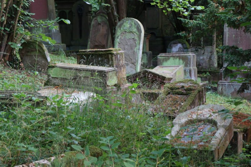 Die Zeit nagt an jedem Jüdischen Friedhof wie hier in Bingen