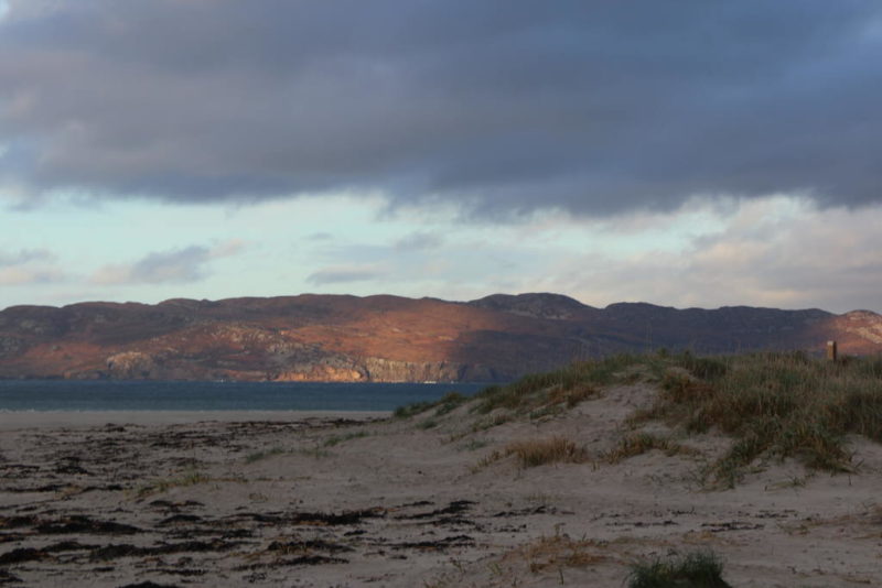Am Strand von Portnoo mit Blick auf die Insel Inishkeel