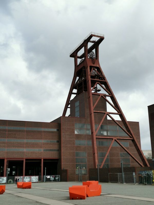 Der Schachtturm von Schacht 12 - mächtig von unten in der Zeche Zollverein