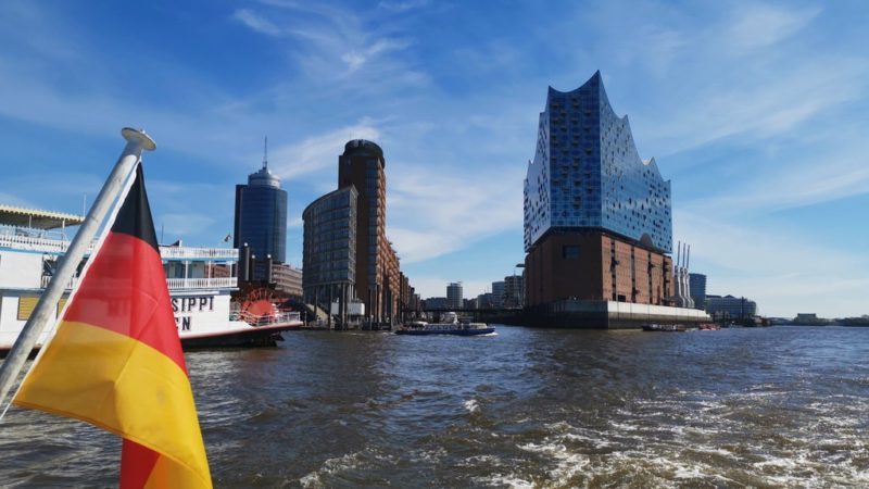 Und schon sind wir an der Elbphilharmonie vorbei und weiter im Hamburger Hafen