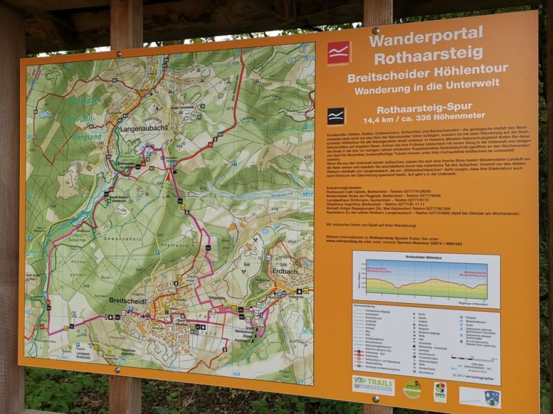 Infotafel zur Rothaarsteig-Spur Breitscheider Höhlentour am Wanderparkplatz Wildweiberhäuschen