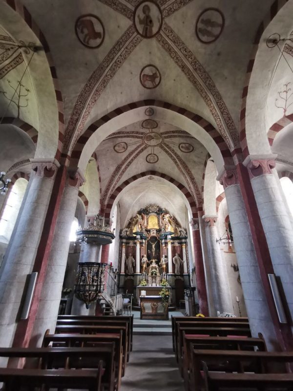 Überblick durch die St. Peter und Paul Kirche in Wormbach