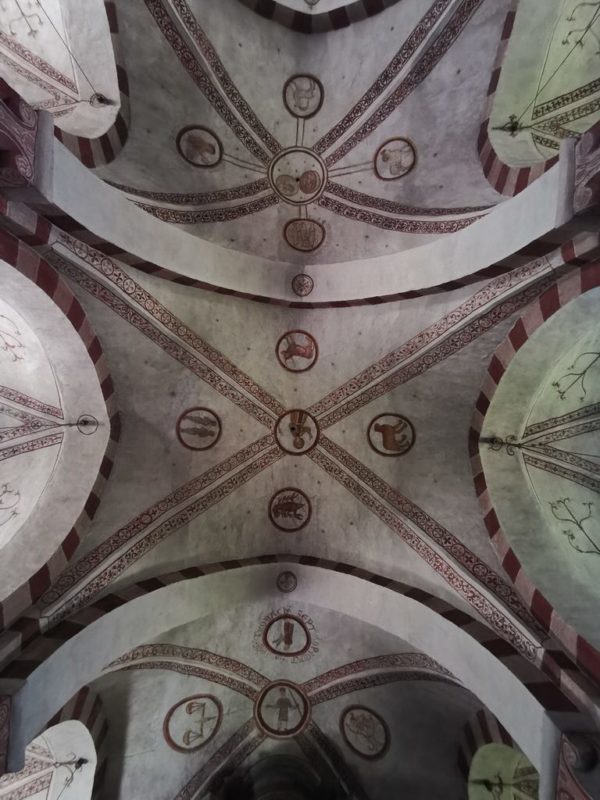 Die Decke mit den außergewöhnlich großen Tierkreiszeichen  in der St. Peter und Paul Kirche in Wormbach