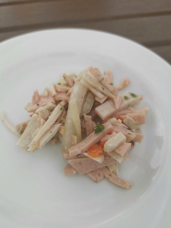 Ein kleiner Wurstsalat als Gruß aus der Küche im Restaurant Tiergarten in Donsbach