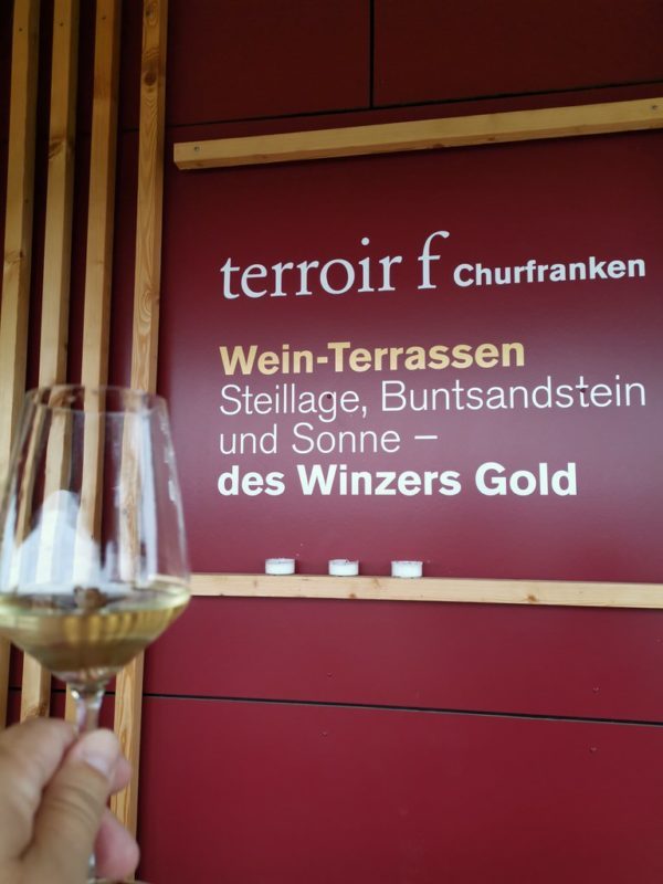Ein Glas Sommerwein auf dem terroir f Churfranken