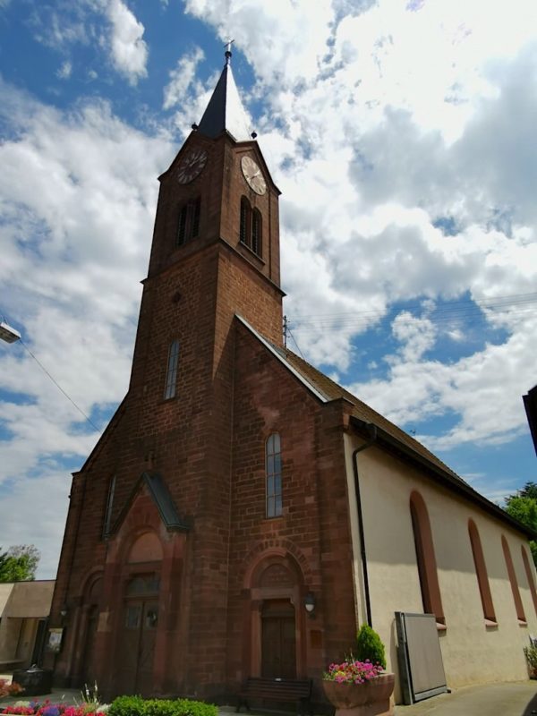 Evangelische Kirche in Bötzingen mit schönem roten Sandstein