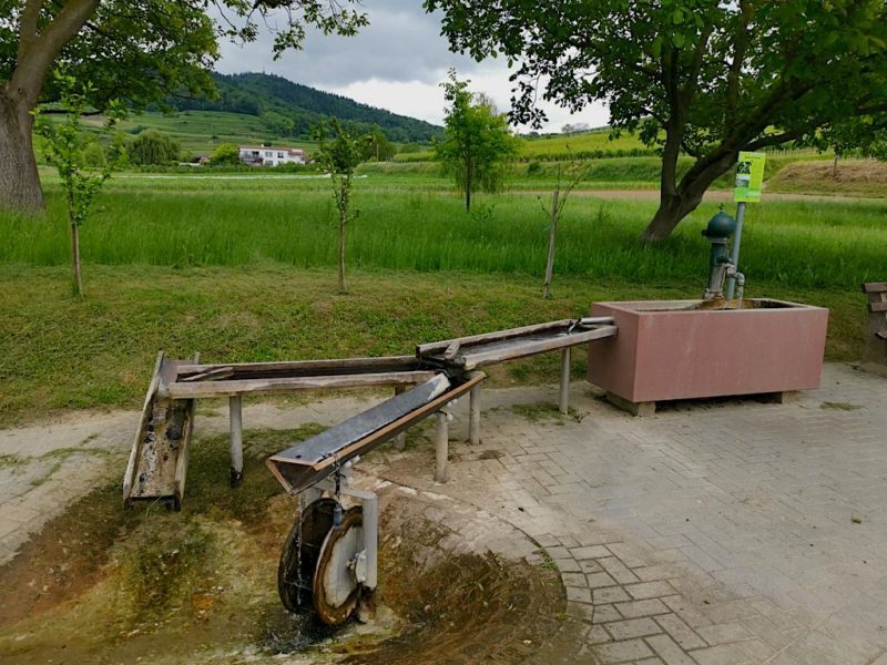 Brunnen, der den Schambach-Erlebnispfad einläutet