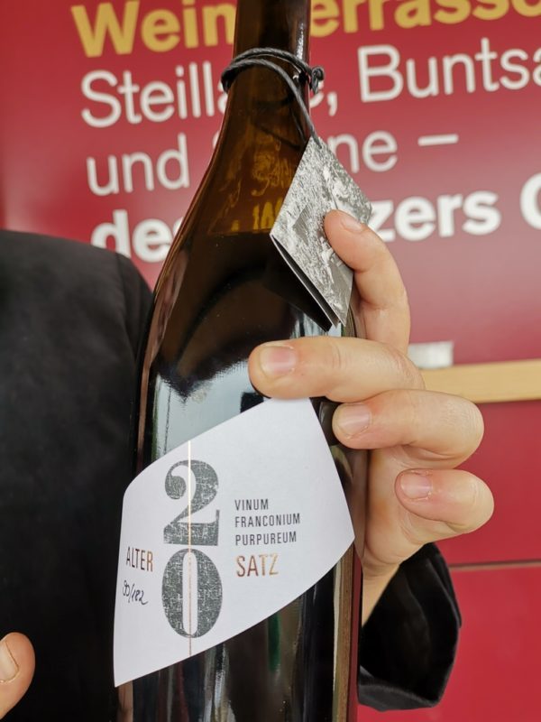 Eine Flasche Alter Satz aus dem Museumsweinberg mit 20 Sorten wein