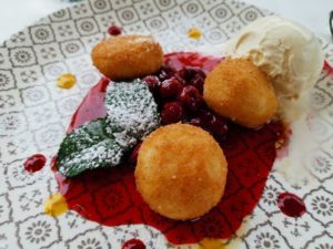 Dessert: Eis, Kirschen und Quarkbällchen (?)