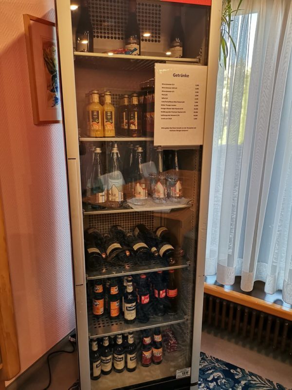 Anstelle einer Minibar ein großer Kühlschrank für alle Gäste im 1. Stock des Hotels