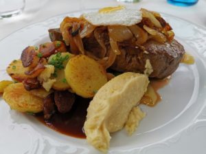 Hauptspeise: Rostbraten mit Bratkartoffeln (und versteckt Spinat)