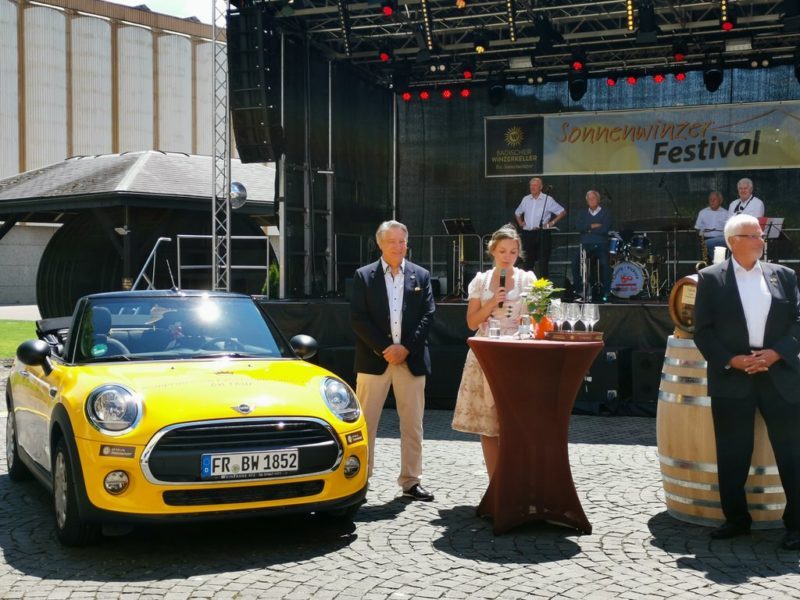 Weinprinzessin Katrin Schmidt eröffnet den Sonntag auf dem Sonnenwinzerfestival feierlich