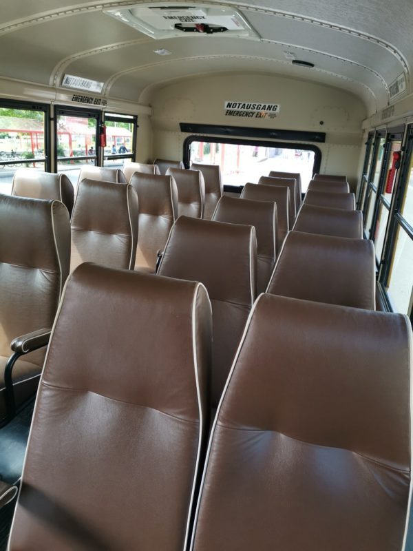 Schicke bequeme Sitze im Schulbus