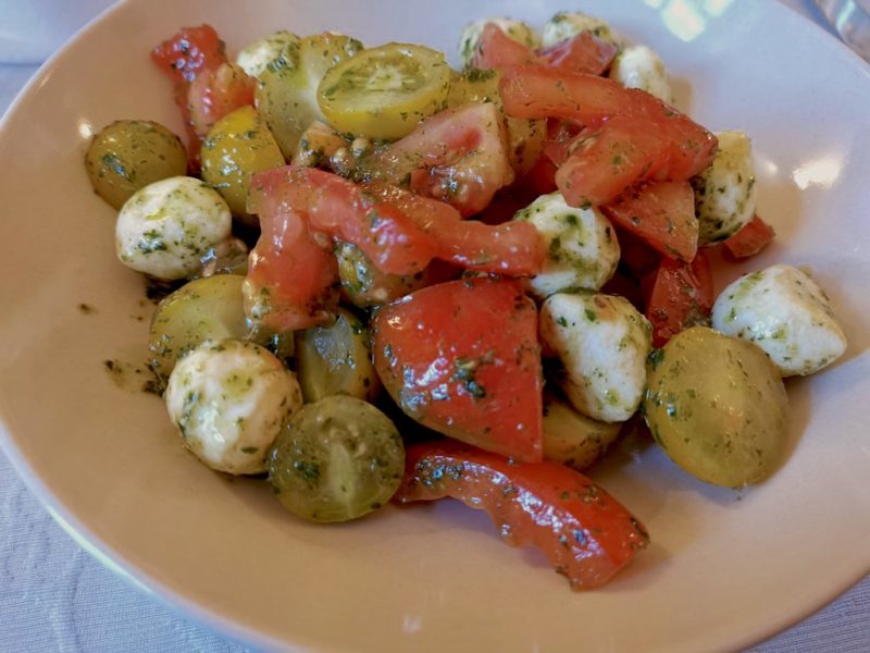 Verschiedene Tomaten mit Mozzarella als Vorspeise