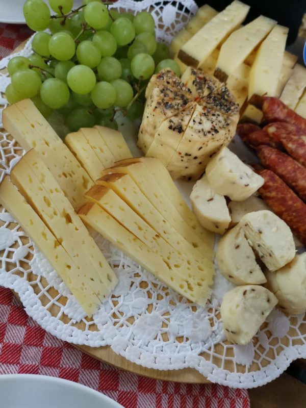 Der Käse und Wurst Anteil des Picknicks, vorbereitet von Birte vom Hofladen Futterkrippe
