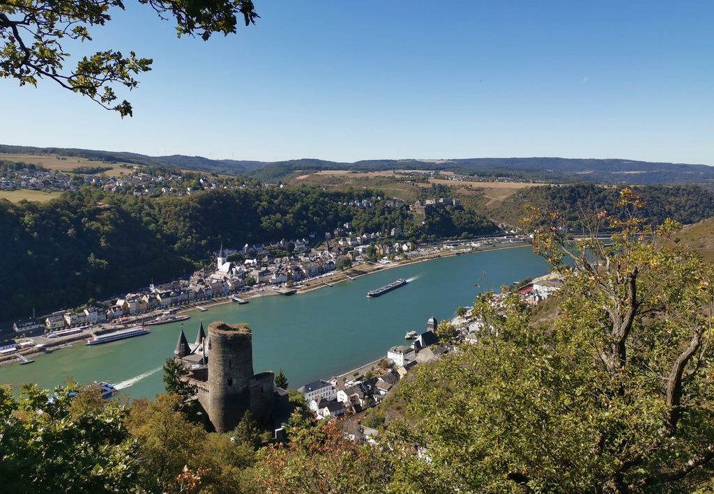 Der fantastische Blick über die Burg Katz hinweg auf den Rhein