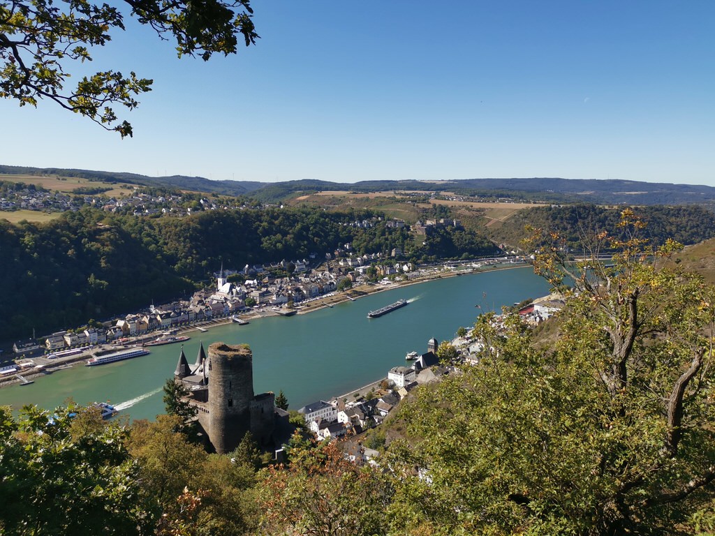 Der fantastische Blick über die Burg Katz hinweg auf den Rhein