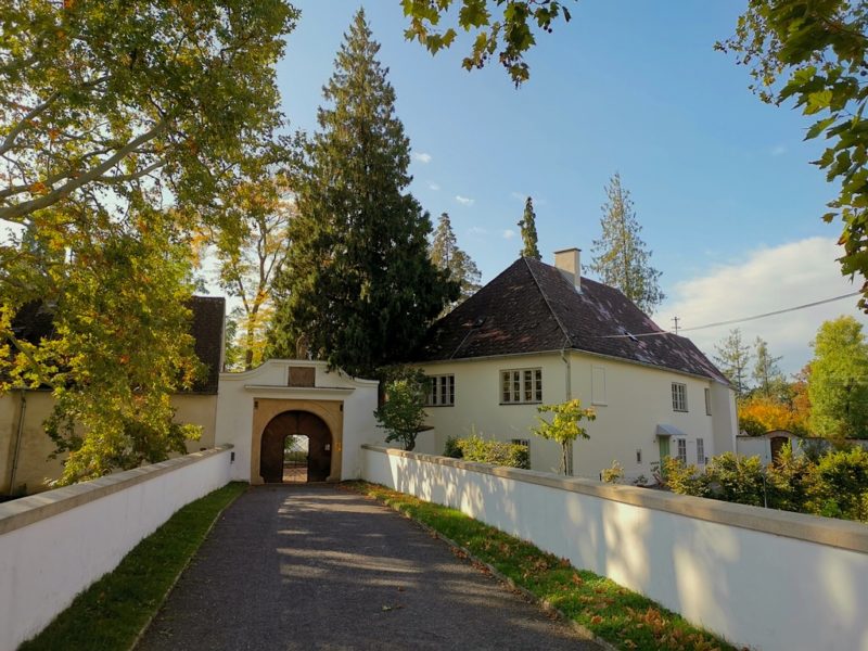 Das Gästehaus Zum Oberjäger im Schloßpark Lackenbach von außerhalb