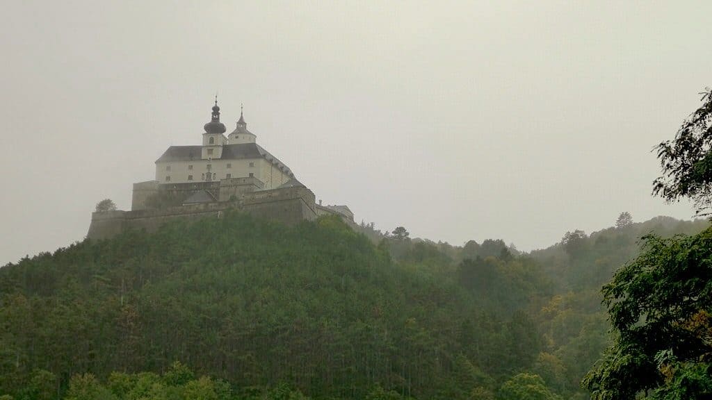 Die Burg Forchtenstein thront im Nebel und Regen uneingenommen in der Landschaft